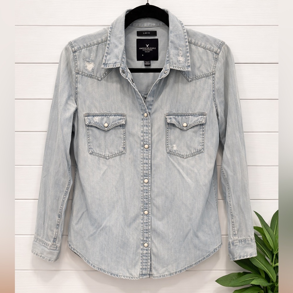 🩵👉💗American Eagle Distressed Slim Fit Chambray Denim Button-Up Snap Shirt Medium
